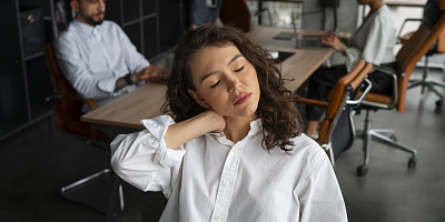 “Mental health washing” se refere a práticas superficiais de empresas que se apresentam como comprometidas com a saúde emocional dos colaboradores, mas não enfrentam os fatores estruturais - Freepik