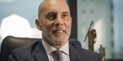 Como uma marca com R$ 18 bilhões em seguros virou porta de entrada para startups  Caburé Ventures conecta startups a mais de 60 anos de experiência, rede de parceiros e acesso a mercado — sem exigir que desenvolvam tudo do zero  Construir credibilidade é um dos maiores desafios de qualquer fintech em estágio inicial. O Grupo Caburé Seguros, especializado em seguros de vida e corporativos desde 1963, encontrou nesse problema uma oportunidade — e criou a Caburé Ventures, um braço de inovação e investimento voltado para startups e fintechs com potencial de sinergia com o setor de seguros e mercado financeiro.  O modelo funciona como uma via de mão dupla. O Grupo Caburé, à medida que amplia sua atuação para além dos seguros — incluindo serviços de saúde e crédito —, passou a precisar de tecnologias e soluções que ainda não possui internamente. Em vez de desenvolver tudo dentro de casa, firma parcerias com startups que já oferecem essas soluções. Em troca, abre seu ecossistema, conecta essas empresas a parceiros e investidores e ajuda a acelerar seu crescimento.  