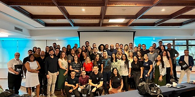 Time da Too Seguros e do Banco PAN com os participantes do Too em Rota, em Santos