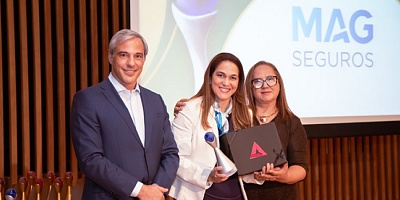 Aline Moreira, Supervisora de Ouvidoria do Grupo MAG, na cerimônia de premiação