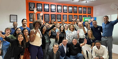 Participantes da palestra da Seguros Unimed, promovida pelo CVG-RJ, comemoram ao lado das lideranças do CVG-RJ, CCS-RJ e Seguros Unimed – Foto: Divulgação