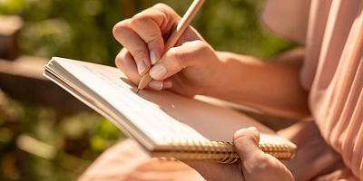 Metas coerentes com valores pessoais podem contribuir para a continuidade dos objetivos e alcance das prioridades estabelecidas no início do ano - Crédito das fotos Freepik