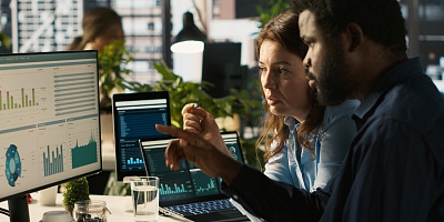 Estudos da GEM Corp e IBM Data Migration Studies indicam que entre 70% e 80% dos projetos de migração enfrentam atrasos ou custos adicionais - Freepik