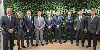 Dr. Oseimar de Oliveira Castro Ribas (diretor Operacional Unimed SC), Dr. André Luz Guedes (diretor de Desenvolvimento Unimed SC), Dr. Carlos Gilberto Crippa (presidente Unicred Valor Capital), Dr. Celso Marques Menezes (presidente Unicred Desbravadora), Dr. Mauro Marquiotti, presidente Unicred União), Dr. Sérgio Malburg Filho (presidente Unimed SC), Dr. Gilson Gonçalves Cândido (coordenador Unicred do Brasil – Núcleo Regional Conexão), Dr. Remaclo Fischer Junior (presidente Unicred do Brasil) e Dr. Luiz Antônio Deczka (vice-presidente Unimed SC) - Foto: divulgação Unimed SC