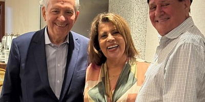 No jantar de outubro, os padrinhos Ronaldo Vilela (E) e Gilberto Villela (D) apresentaram a candidata, agora eleita, Fátima Monteiro – Foto: Divulgação