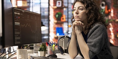   Empreendedora pensativa em frente ao computador - Foto: Freepik