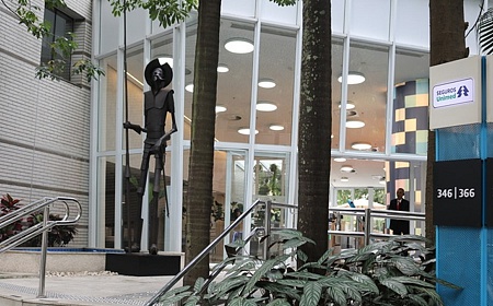   Entrada da empresa, onde está exposta a escultura Dom Quixote, obra do artista Roberto Bicalho. Crédito - Divulgação 