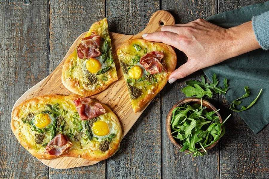 Gallo apresenta mini pizzas de presunto cru com muçarela e ovos de codorna para comemorar Dia da Pizza com muito sabor