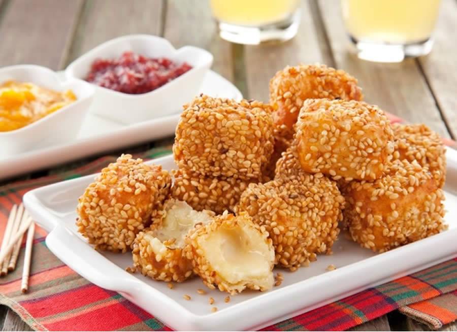 Quadradinho de provolone e gergelim