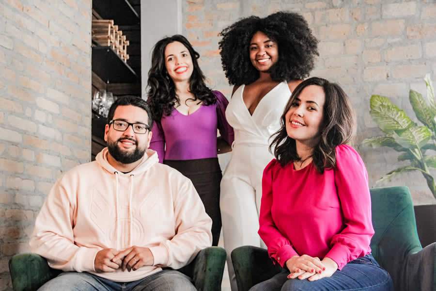 Beatriz Bevilaqua, Andreza Maia, Marcelo Gripa e Angelica Mari, fundadores do Futuros Pr&oacute;ximos. Cr&eacute;dito da imagem Lohanna Nascimento