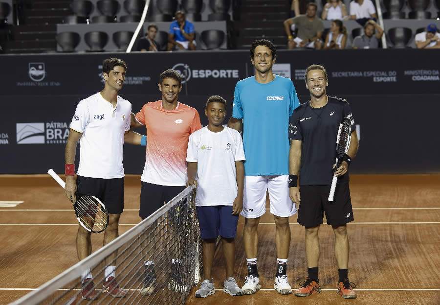 Aluno do Instituto Futuro Bom realiza sorteio da moeda no Rio Open