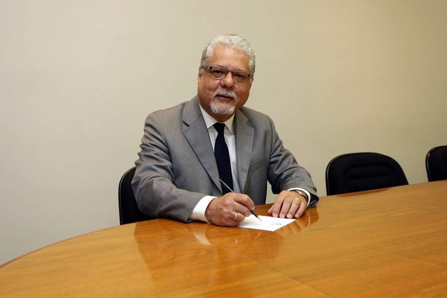 Legenda: Jo&atilde;o Paulo Moreira de Mello, presidente do CSP-MG, comemora a chegada de novas benem&eacute;ritas - Fotos/Arnaldo Athayde