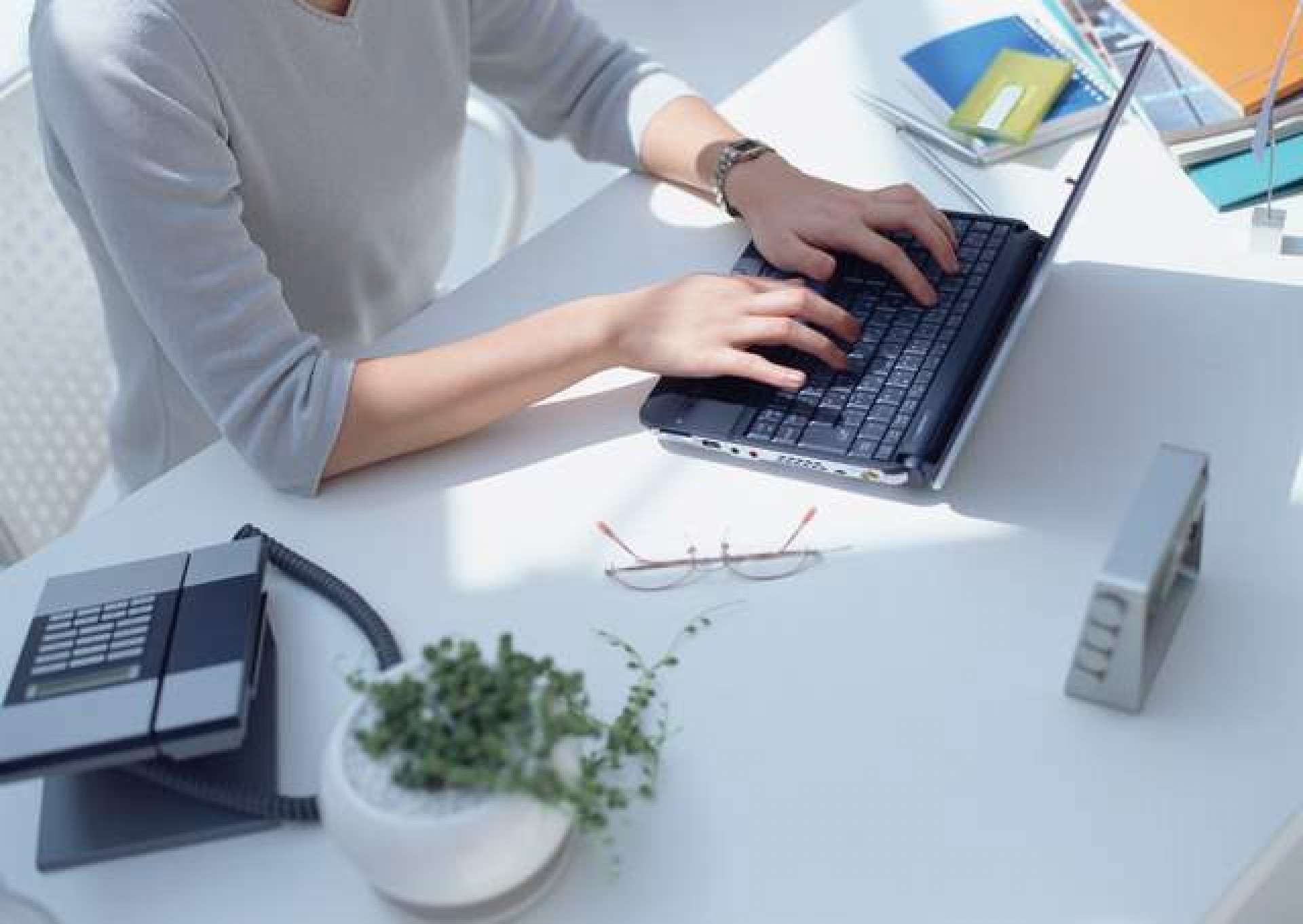 бухгалтер за столом. пк долги. пк долги. человек в долгах. приставы долг.