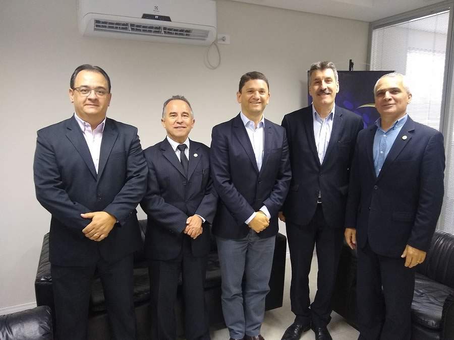Ulisses Caldeira, gerente da companhia em Curitiba; o presidente do Sincor-PR, Wilsinho Pereira; o Alberto Muller; o coordenador do Brasesul 2020, José Antonio de Castro; e o diretor-secretário do Sincor-PR, Dilermando Garcia.
