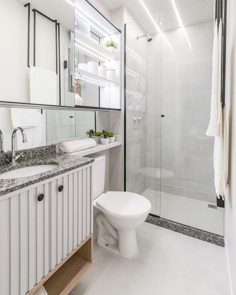 Prateleiras e arm&aacute;rios na parede do banheiro podem ser usadas para guardar objetos de uso pessoal e decora&ccedil;&atilde;o - Cr&eacute;dito: R.R. Rufino/ Divulga&ccedil;&atilde;o