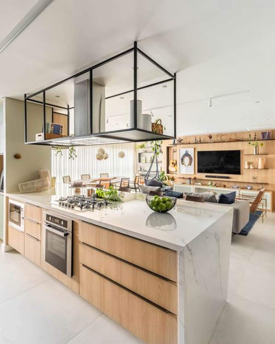No projeto que realizou para morar com sua fam&iacute;lia, o arquiteto Bruno Moraes relata sua prefer&ecirc;ncia por ambientes integrados, uma vez que gosta de recepcionar bem e estar em contato com as visitas a todo o momento. Entretanto, em situa&ccedil;&otilde;es pontuais, ele tamb&eacute;m lan&ccedil;ou m&atilde;o de divis&oacute;rias que ajudam na din&acirc;mica do apartamento | Projeto BMA Studio | Foto: Guilherme Pucci