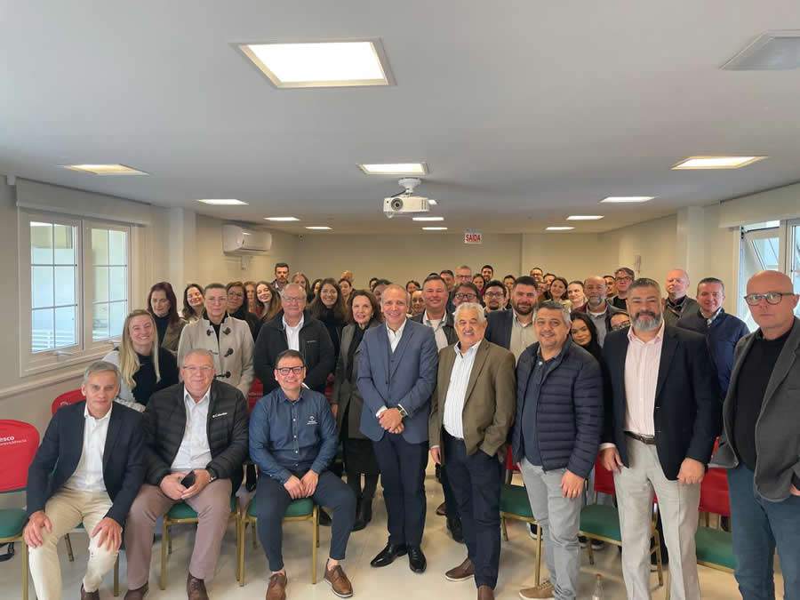 Jos&eacute; Pires, diretor comercial da Bradesco Vida e Previd&ecirc;ncia, ao lado de corretores durante evento em Blumenau (SC)