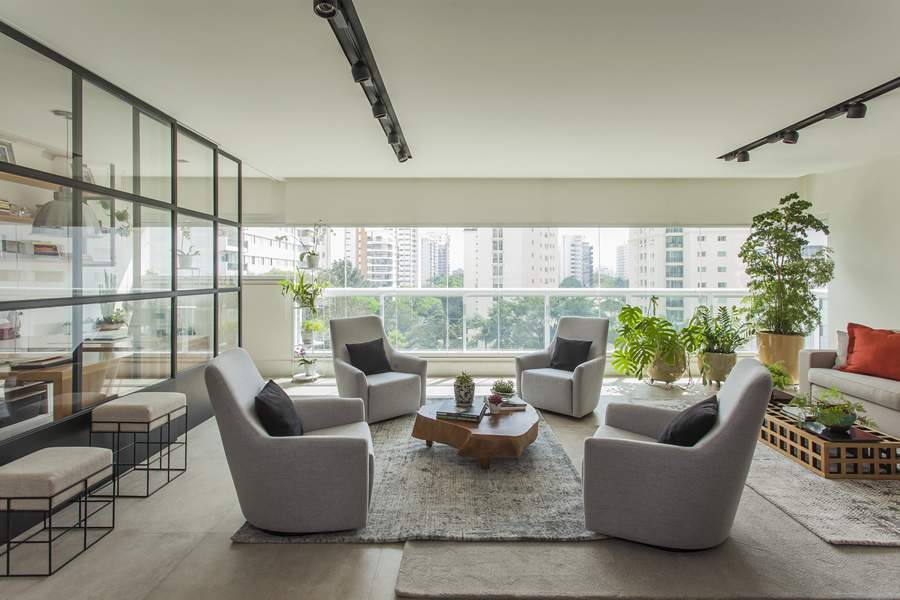 Segundo a arquiteta Gigi Gorenstein, o d&eacute;cor de interiores dos ambientes residenciais pode ser renovado sem a necessidade de um grande investimento dos propriet&aacute;rios | Foto: Eduardo Pozella