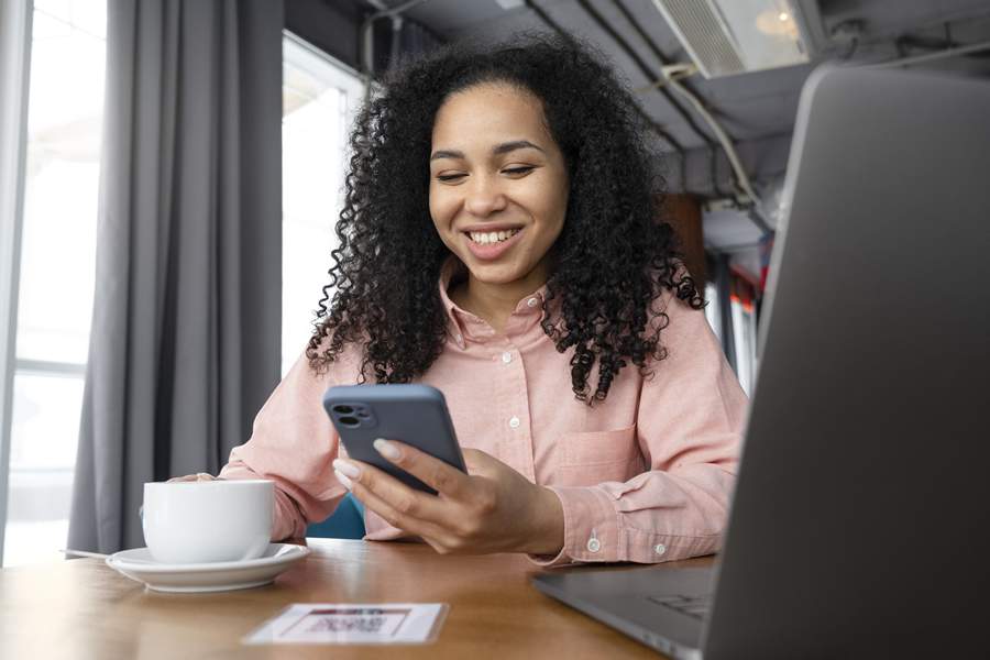 A plataforma Weero oferece praticidade aliada à produção criativa para empreendedores desenvolverem suas marcas nas redes sociais - imagem: Freepik