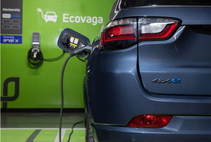 Jeep&reg; Compass 4xe triplica rede de esta&ccedil;&otilde;es de recarga