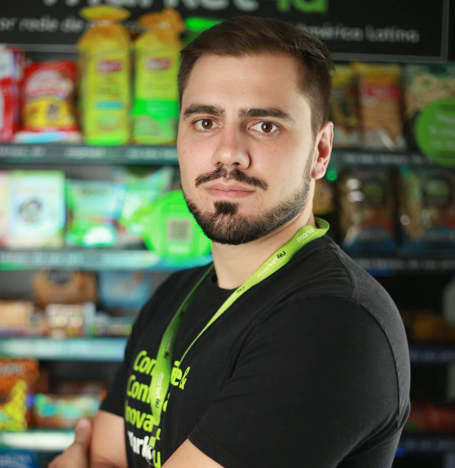  4 tend&ecirc;ncias do varejo para o 2&ordm; semestre de 2023  CEO de rede de mercados aut&ocirc;nomos, Eduardo C&oacute;rdova, destaca autoatendimento, inova&ccedil;&atilde;o tecnol&oacute;gica e PIX como pontos de aten&ccedil;&atilde;o para o varejo  De acordo com o estudo "Term&ocirc;metro de Consumo&rdquo;, 34% dos brasileiros acreditam que a vida financeira de cada um deve melhorar a partir do 2&ordm; semestre de 2023, fator que deve refletir no segmento varejista. Pensando nisso, Eduardo C&oacute;rdova, CEO do market4u, rede de mercados aut&ocirc;nomos que opera por meio do conceito de honest market em condom&iacute;nios comerciais e residenciais, lista quatro tend&ecirc;ncias do varejo para o 2&ordm; semestre de 2023. Confira:  1. Expans&atilde;o do autoatendimento  Segundo o executivo, uma das principais mudan&ccedil;as no comportamento do consumidor &eacute; a valoriza&ccedil;&atilde;o da agilidade e proximidade nas compras, uma vez que, hoje, gasta-se dinheiro para economizar tempo e ter boas experi&ecirc;ncias. Deste modo, o autoatendimento e as lojas aut&ocirc;nomas ganhar&atilde;o cada vez mais espa&ccedil;o no mercado.  2. Reestrutura&ccedil;&atilde;o dos pontos de venda  Segundo o relat&oacute;rio &ldquo;CX Trends 2023&rdquo;, elaborado pela Zendesk, os clientes querem experi&ecirc;ncias imersivas e n&atilde;o est&atilde;o dispostos a esperar que as empresas descubram isso gradualmente. Neste cen&aacute;rio, C&oacute;rdova destaca que n&atilde;o faz mais sentido as lojas funcionarem apenas como pontos de venda. &ldquo;Os clientes valorizam a experi&ecirc;ncia e desejam a solu&ccedil;&atilde;o de varejo mais completa, n&atilde;o visando somente o produto que est&aacute; sendo adquirido. Desta forma, para gerar valor, as marcas precisam promover servi&ccedil;os que agreguem na viv&ecirc;ncia do cliente&rdquo;, explica.  3. Aumento do uso de tecnologias  Recentemente, um levantamento da Opinion Box, em parceria com a empresa Dito, revelou que 86% das pessoas consideram a tecnologia como um fator fundamental para o processo de compra. Tal dado respalda a vis&atilde;o do CEO do market4u de que haver&aacute; cada vez mais tecnologia no segmento varejista. Segundo ele, s&atilde;o tend&ecirc;ncias: c&acirc;meras com vis&atilde;o computacional para monitorar produtos expostos; Customer Relationship Management (CRM), plataforma de gest&atilde;o de relacionamento com o cliente, com clubes de benef&iacute;cios para engajar e fidelizar os consumidores; sistemas de Enterprise Resource Planning (ERP), software de gest&atilde;o e planejamento de recursos empresariais, para controle de estoques; e, a mais importante, Intelig&ecirc;ncia Artificial (IA).  &ldquo;Sem d&uacute;vidas que 2023 &eacute; o ano da IA. Para o varejo ser&aacute; muito relevante, j&aacute; que ir&aacute; proporcionar uma experi&ecirc;ncia ainda mais personalizada para os consumidores. Com a tecnologia &eacute; poss&iacute;vel fazer o uso de dados para aperfei&ccedil;oar a jornada do cliente individualmente e proporcionar, assim, uma jornada facilitada e que, ao mesmo tempo, integra solu&ccedil;&otilde;es de aumento de rentabilidade ao varejista&rdquo;, comenta C&oacute;rdova.  4. Pagamento via PIX  A &uacute;ltima tend&ecirc;ncia listada pelo executivo &eacute; o pagamento via PIX que, segundo ele, deve aparecer com frequ&ecirc;ncia em promo&ccedil;&otilde;es vinculadas ao pagamento &agrave; vista, j&aacute; que, com as altas taxas de juros, o varejo ter&aacute; dificuldade em financiar as compras dos clientes. No relat&oacute;rio "Term&ocirc;metro de Consumo&rdquo;, o PIX &eacute; o meio de pagamento mais utilizado no dia a dia, sendo citado por 61% dos consumidores. Al&eacute;m disso, 34% das pessoas afirmam que pretendem utilizar ainda mais essa modalidade nos pr&oacute;ximos meses.  Sobre o market4u  O market4u &eacute; uma rede de minimercados aut&ocirc;nomos e l&iacute;der do segmento no Brasil, que atua no formato de franquia desde 2020, mesmo ano de sua funda&ccedil;&atilde;o. Com tecnologia em seu DNA, a startup nasceu com o prop&oacute;sito de levar mais comodidade e seguran&ccedil;a para as pessoas por meio do conceito de honest market dentro dos condom&iacute;nios residenciais e comerciais. Hoje tem mais de 2.000 lojas espalhadas em 20 estados brasileiros e no Distrito Federal, que funcionam 24 horas por dia, sete dias por semana e sem a necessidade de atendentes. Al&eacute;m de ser utilizado no momento da compra, o app integra o &lsquo;&Eacute; Daqui&rsquo;, que funciona como uma rede social do condom&iacute;nio para anunciar produtos e servi&ccedil;os entre os moradores. Outra ferramenta dispon&iacute;vel no app, &eacute; o marketplace, que re&uacute;ne estabelecimentos parceiros na cidade, oferecendo produtos e servi&ccedil;os indispon&iacute;veis nas g&ocirc;ndolas, como a&ccedil;ougue, hortifr&uacute;ti, servi&ccedil;os de est&eacute;tica e at&eacute; lavagem automotiva. S