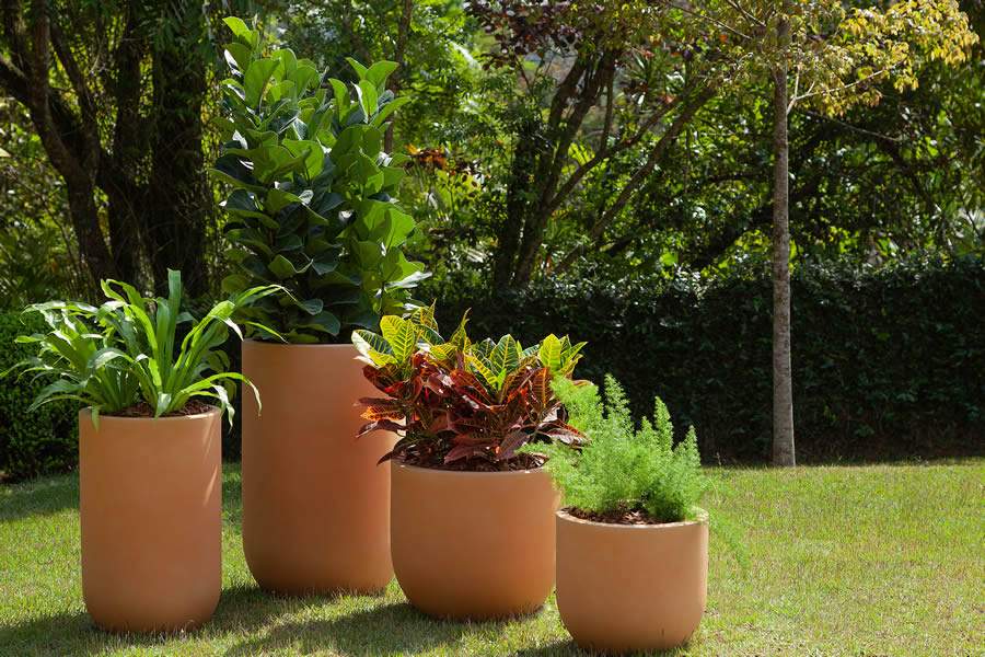 Vasos na cor terracota, que trazem alegria para o d&eacute;cor, ainda mais no Ver&atilde;o | Na imagem, a cole&ccedil;&atilde;o Dec&ocirc; da Vasart, com assinatura da Folha Paisagismo | Foto: Luis Gomes