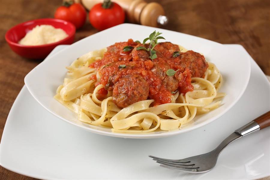 Dica Castelo Alimentos: Fettuccine com molho especial de almôndegas