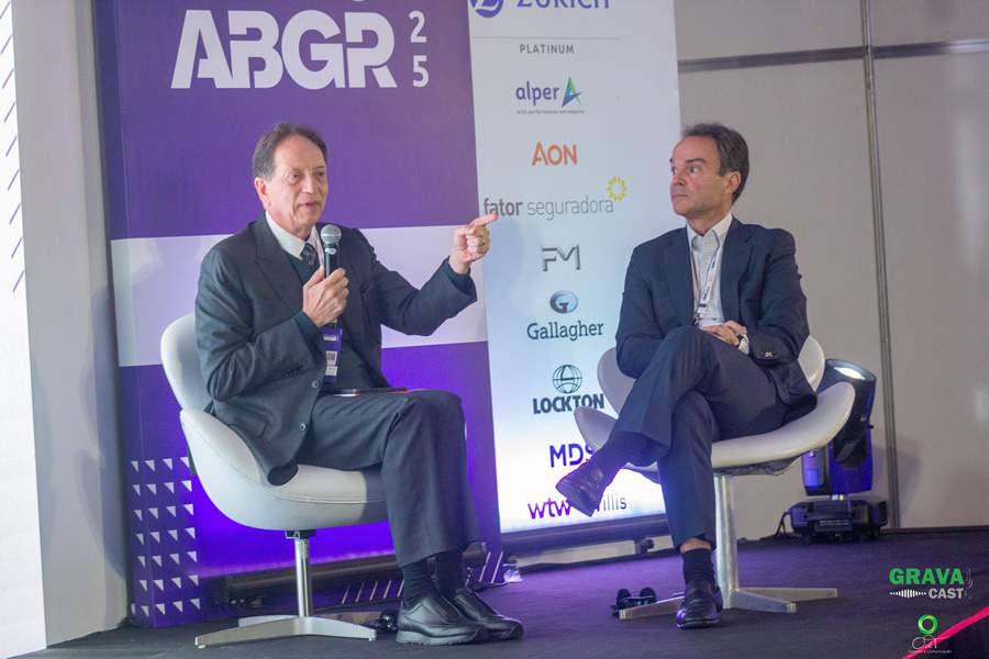 Legenda - Ernesto Tzirulnik e Felipe Costa da Silveira Nascimento, vice-presidente da FenSeg - Crédito da foto: Oficina do Texto