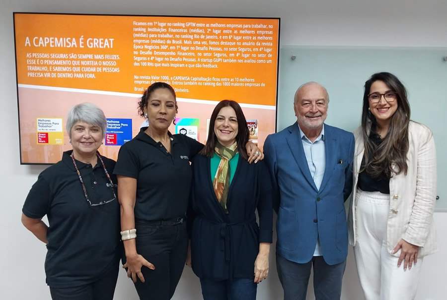 Da esquerda para direita: Anna Paula Nardi, gerente Atuarial e de Produtos da CAPEMISA Capitaliza&ccedil;&atilde;o; Vanusa Menezes, gerente Comercial da CAPEMISA Capitaliza&ccedil;&atilde;o;&nbsp;Sonia Marra, diretora adjunta de Seguros CVG-RJ; Enio Miraglia, diretor Social do CVG-RJ e Marcia Moratti, gerente Comercial da CAPEMISA Capitaliza&ccedil;&atilde;o. Foto: Divulga&ccedil;&atilde;o