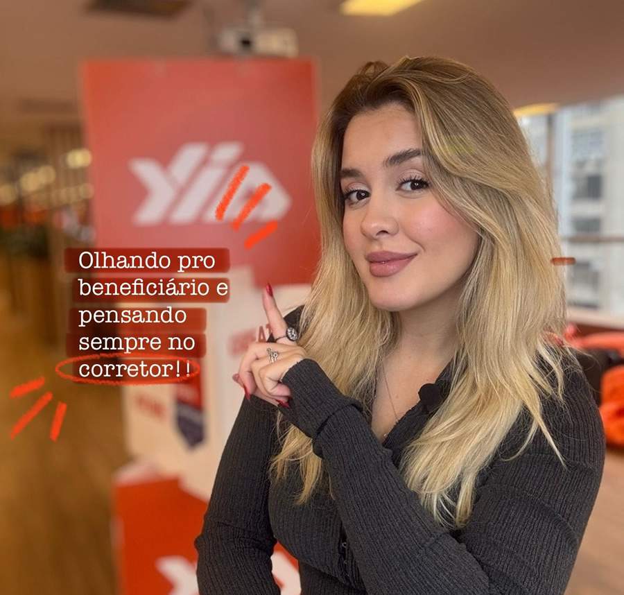 Julia Sampietro na sede da YIA