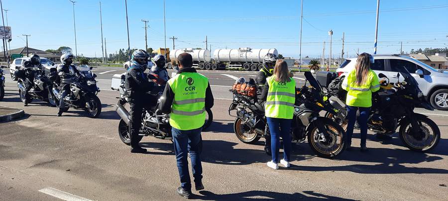 CCR ViaCosteira: Ação educativa conscientizou mais de 40 motociclistas na BR101sul/SC, em Araranguá (SC)