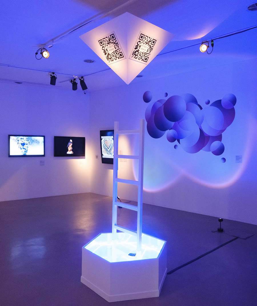 &nbsp;  A instala&ccedil;&atilde;o Obelisco d&aacute; acesso ao metaverso Del&iacute;rios Digitais na Bienal de Arte Digital foto de Pedro Murad