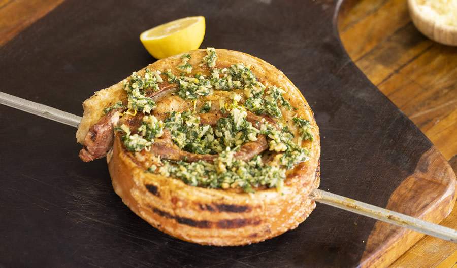 Barriga enrolada Pururuca com molho pesto de manjeric&atilde;o