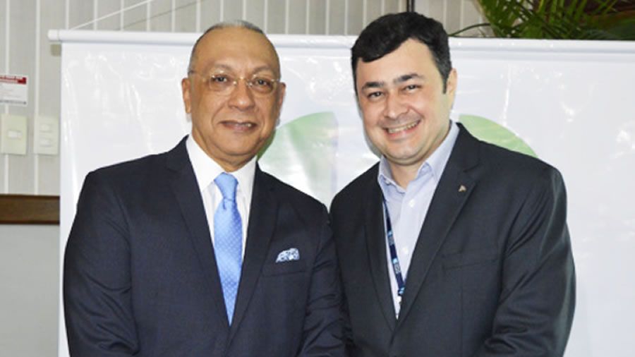 Da esquerda para direita (Fausto D&oacute;rea-Presidente do Clube )e (Eduardo Scartezini -Gerente Sucursal da Porto Seguro-BA)