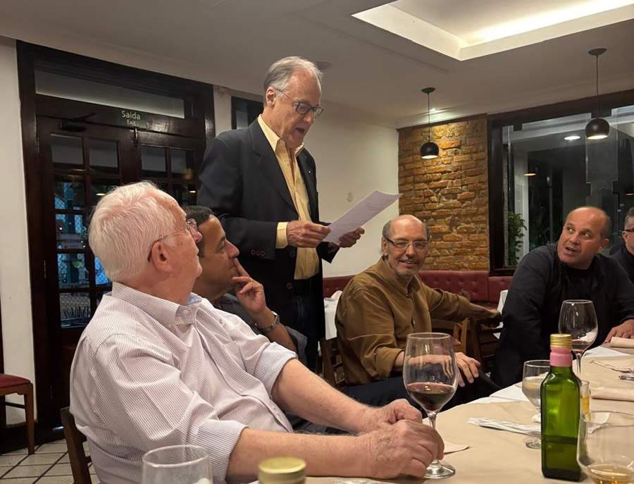 O reitor do Clube da Bolinha-RJ, Anselmo de Abrantes Fortuna, e confrades durante jantar de outubro de 2024 - Foto: Divulga&ccedil;&atilde;o