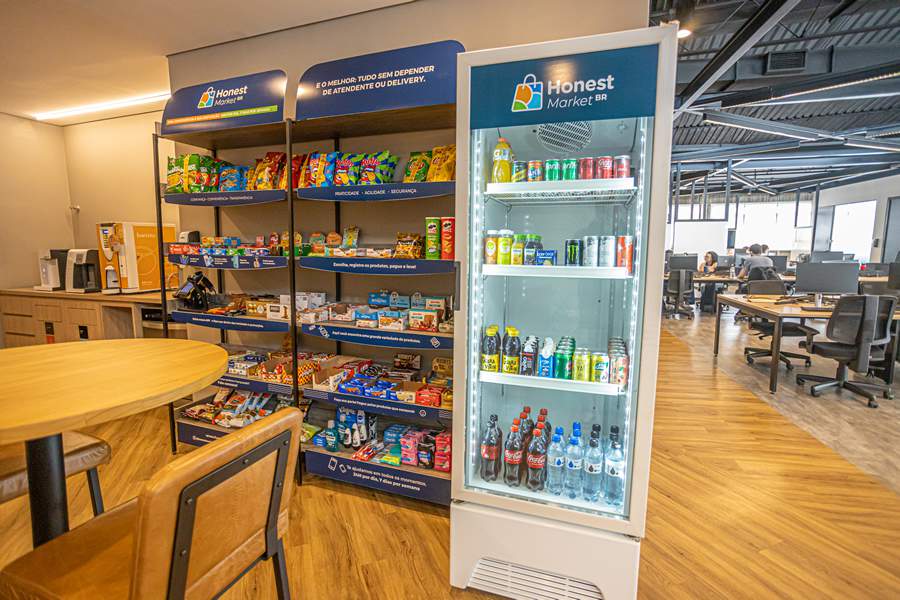 Na imagem, um minimercado da Honest Market Brasil instalado em um escrit&oacute;rio | Cr&eacute;ditos: Tieri