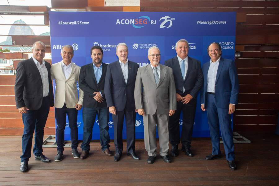 Da esquerda para direita: Jader Pereira de Abreu Filho, vice-presidente da Aconseg-MG; Djalma Ferraz, presidente da Aconseg-NNE; Robson Augusto Carneiro, presidente Aconseg-MG; Marcos Colantonio, presidente do Conselho de administra&ccedil;&atilde;o da Aconseg-SP; Joffre Nolasco, presidente da Aconseg-RJ; Luiz Philipe Baeta Neves, diretor financeiro da Aconseg-RJ e H&eacute;lio Opipari Junior, presidente da Aconseg-SP - Foto: Rafael Wallace