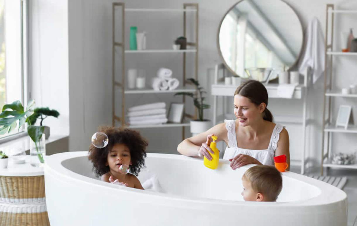 Father washing child in bathroom. Upgrade your bathroom. семейный санузел. Cherry 35 bathroom. Family bathroom.