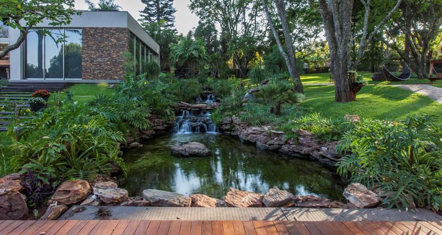 O som da &aacute;gua, a textura das pedras, a variedade de tons das esp&eacute;cies e os aromas do jardim s&atilde;o alguns exemplos de sensa&ccedil;&otilde;es | Projeto de paisagismo: Depieri Paisagismo | Projeto de arquitetura: MAAI Arquitetura | Foto: Clausem Bonifacio