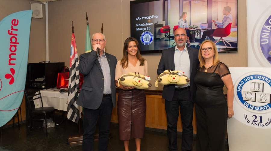  Foto: (E/D) Augusto Esteves, Karine Brand&atilde;o, Leonardo Marins e Catia Guirao (vice-presidente da UCS)