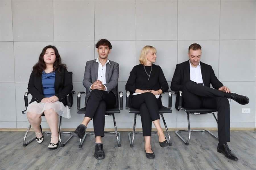 Metade das empresas "barram" diversidade na hora de contratar, aponta estudo