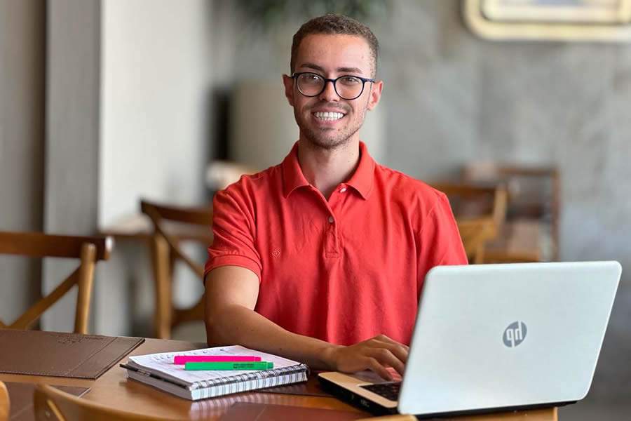 Vinicius Azevedo de Morais tem 21 anos e escolheu a EAD Unoeste para fazer a primeira graduação; ele está no 6º termo de Pedagogia - Cedida
