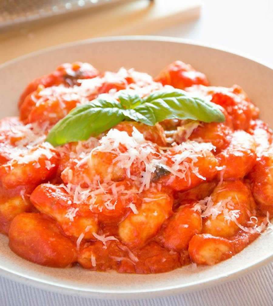 Aprenda a fazer Nhoque de banana verde com molho de tomate, uma receita saudável e gostosa