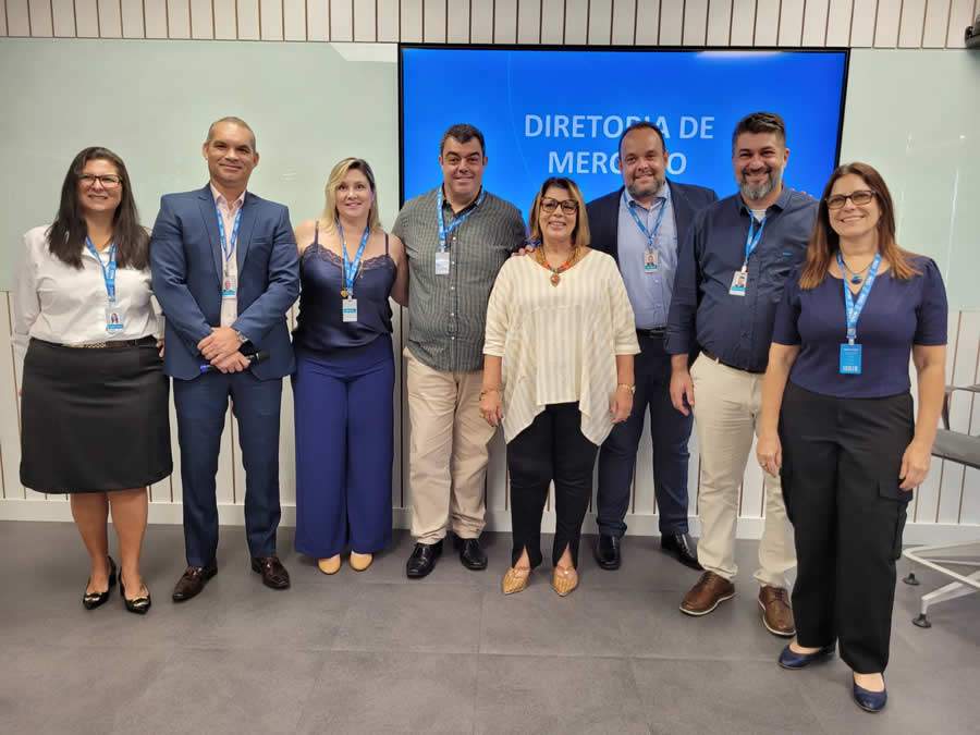 Da esquerda para a direita: Andréa Paula, gerente de Mercado da MAG; Marcelo Correia dos Santos, superintendente de Mercado da MAG; Dayse Magesti, diretora do CCS-RJ; Marco Aurélio Marques, diretor do CCS-RJ; Fátima Monteiro, presidente do CCS-RJ; Vinicius Brandão, gerente de Mercado da MAG; Waldemir Couto Fiorio Jr.,diretor de Mercado da MAG e Sonia Marra, presidente da Comissão das Mulheres do CCS-RJ. Foto: Divulgação