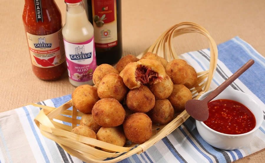 Legenda da Imagem: Bolinhos de mandioca com carne seca: receita da Castelo Alimentos