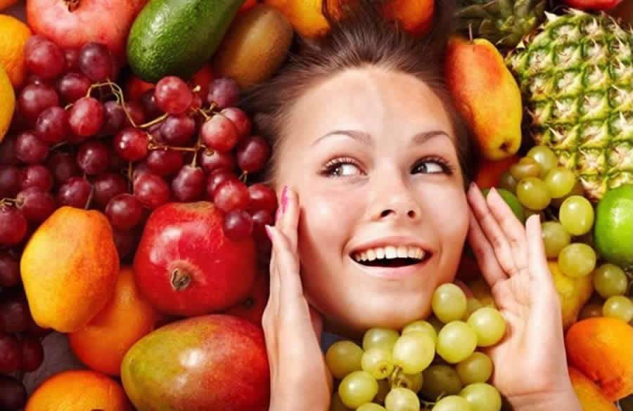 Estudo desvenda os alimentos que quem tem acne deve comer ou evitar