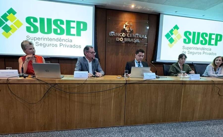 Da esquerda para a direita: Dra. Fabiana Sant&rsquo; Anna, diretora jur&iacute;dica da CNPPM; Kleber Vitor, presidente da CNPPM; Carlos Queiroz, diretor da SUSEP; Jessica Bastos, diretora da SUSEP e Marcia Calvano, coordenadora da Assessoria T&eacute;cnica da SUSEP