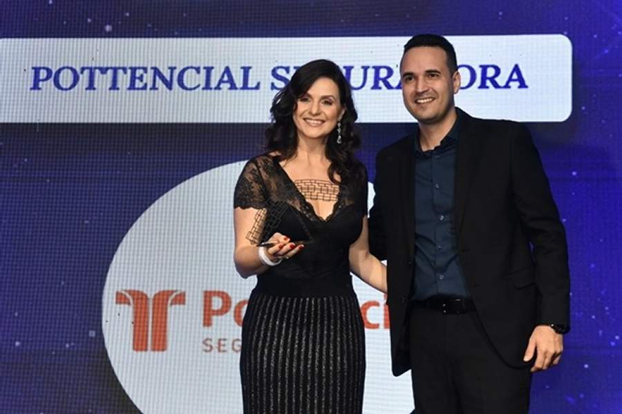 Priscila Barony, Superintendente, e Felipe Portugal, Gerente Comercial da Pottencial Seguradora receberam o troféu