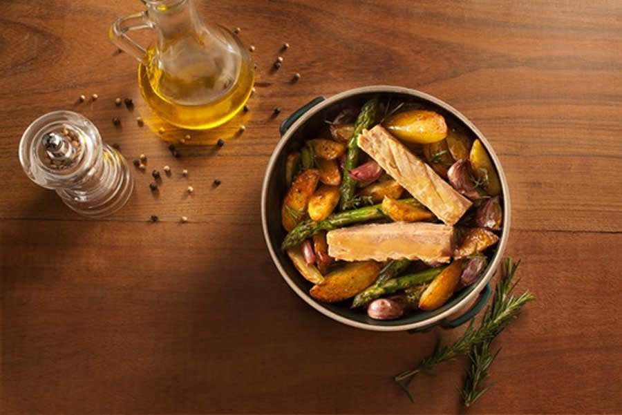 Filé De Atum Ao Forno Com Batatas E Alecrim