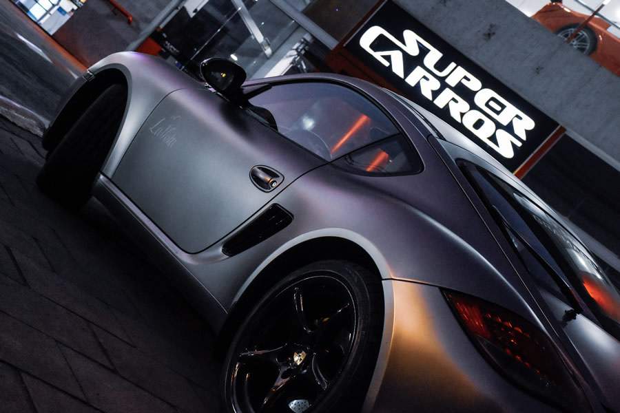 Promoção Super Carros: você aluga um Tesla Model 3 e... também pilota um Porsche Cayman